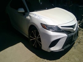 2018 TOYOTA CAMRY, WHITE, SE MODEL, 2.5L, AT,   Z26459